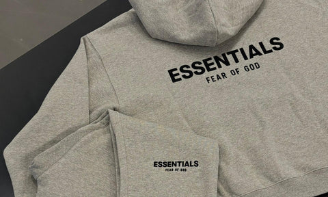 Complete Fear of God Essentials streetwear set in Dark Oatmeal bij SNEAQS.