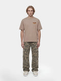 XPLCT Champagne Tee Beige — voorkant (model)