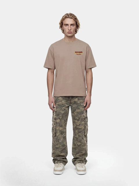 XPLCT Champagne Tee Beige — voorkant (model)