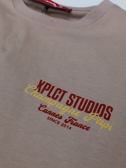 XPLCT Champagne Tee Beige — borst detail